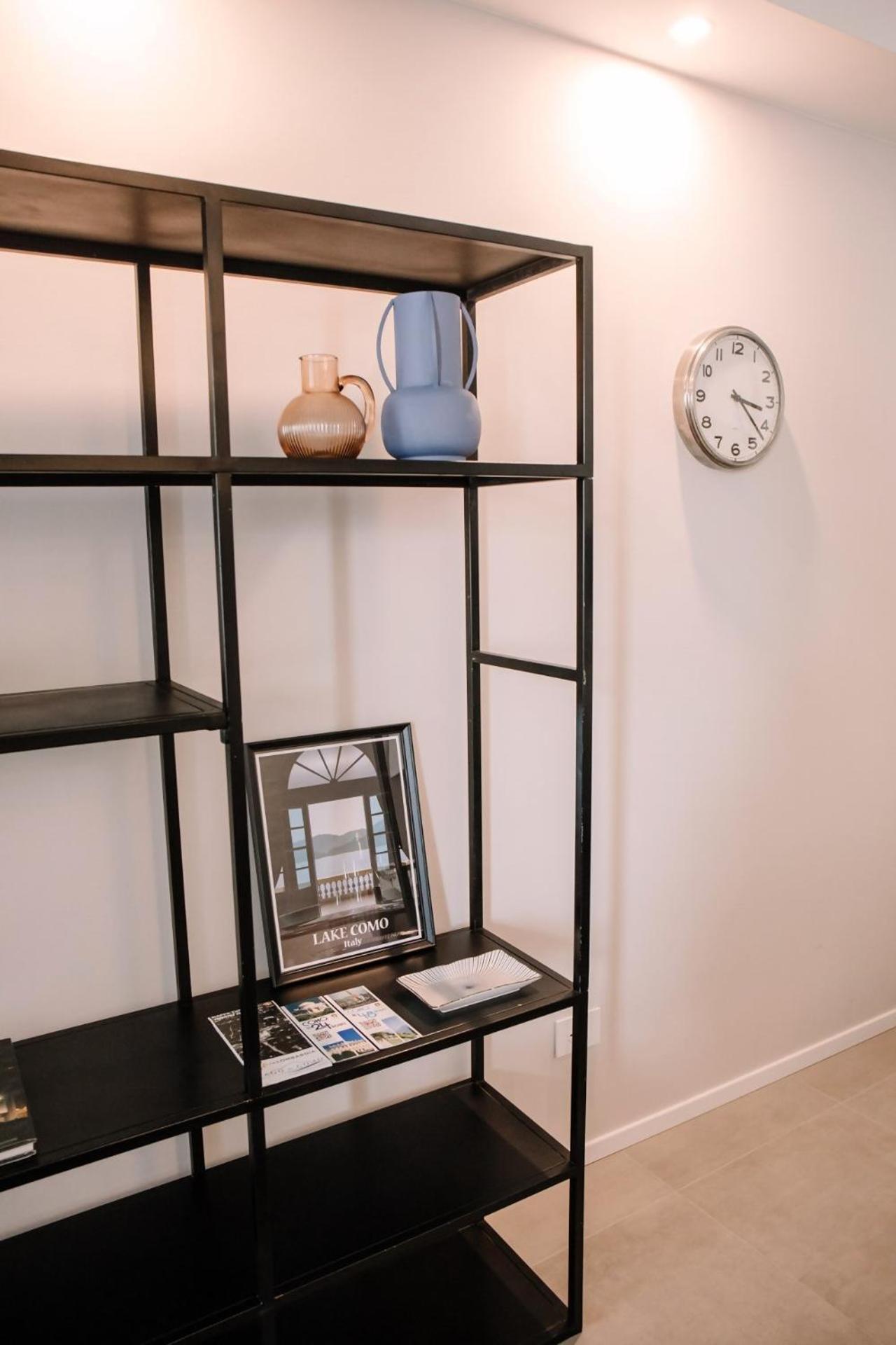 Elegant Beige Apartment - 5 Minutes From The Lake Como Buitenkant foto