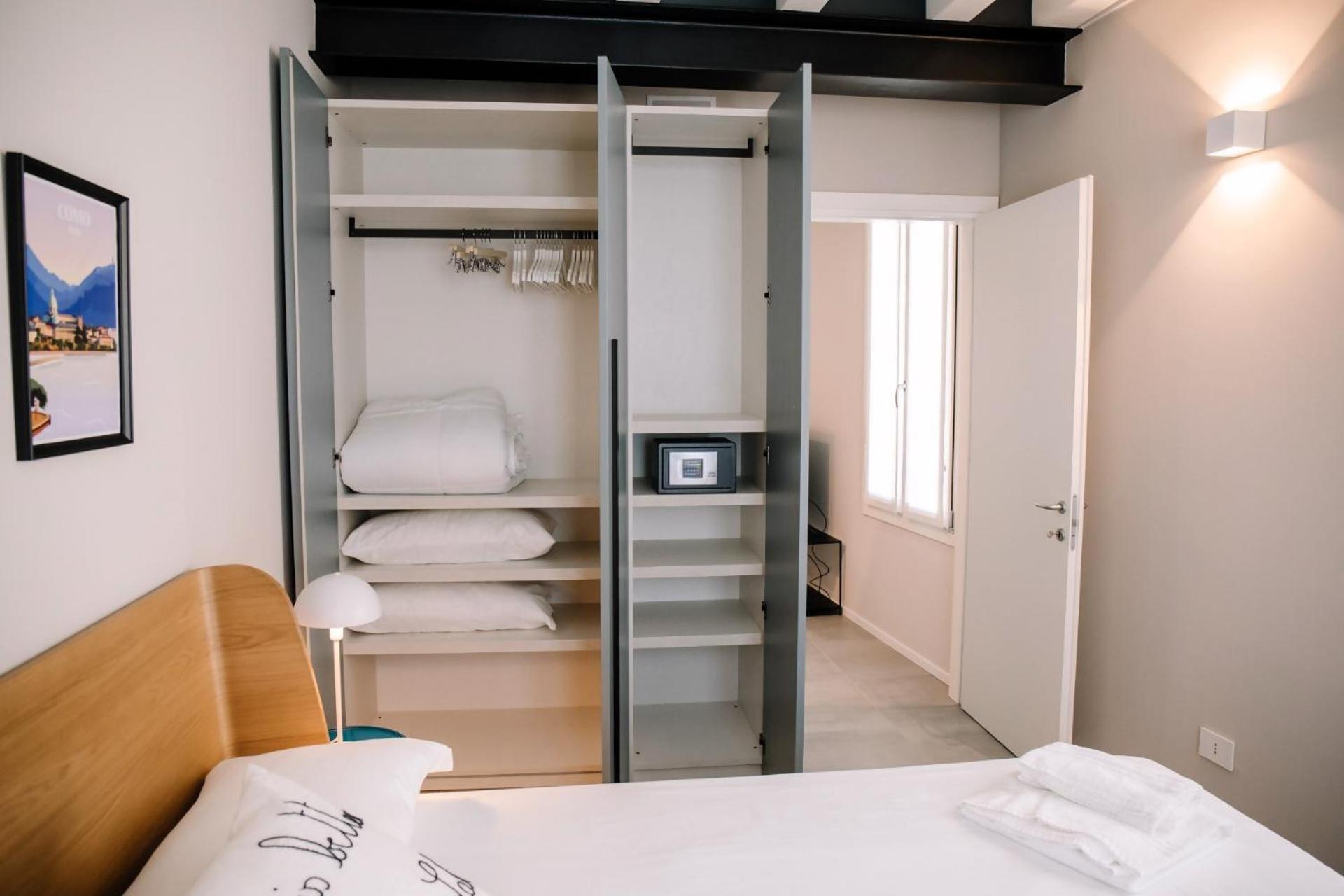 Elegant Beige Apartment - 5 Minutes From The Lake Como Buitenkant foto