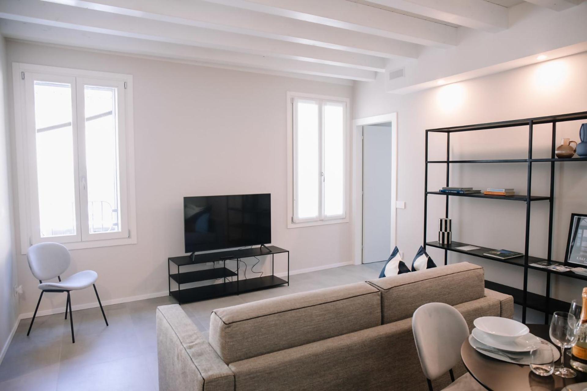 Elegant Beige Apartment - 5 Minutes From The Lake Como Buitenkant foto