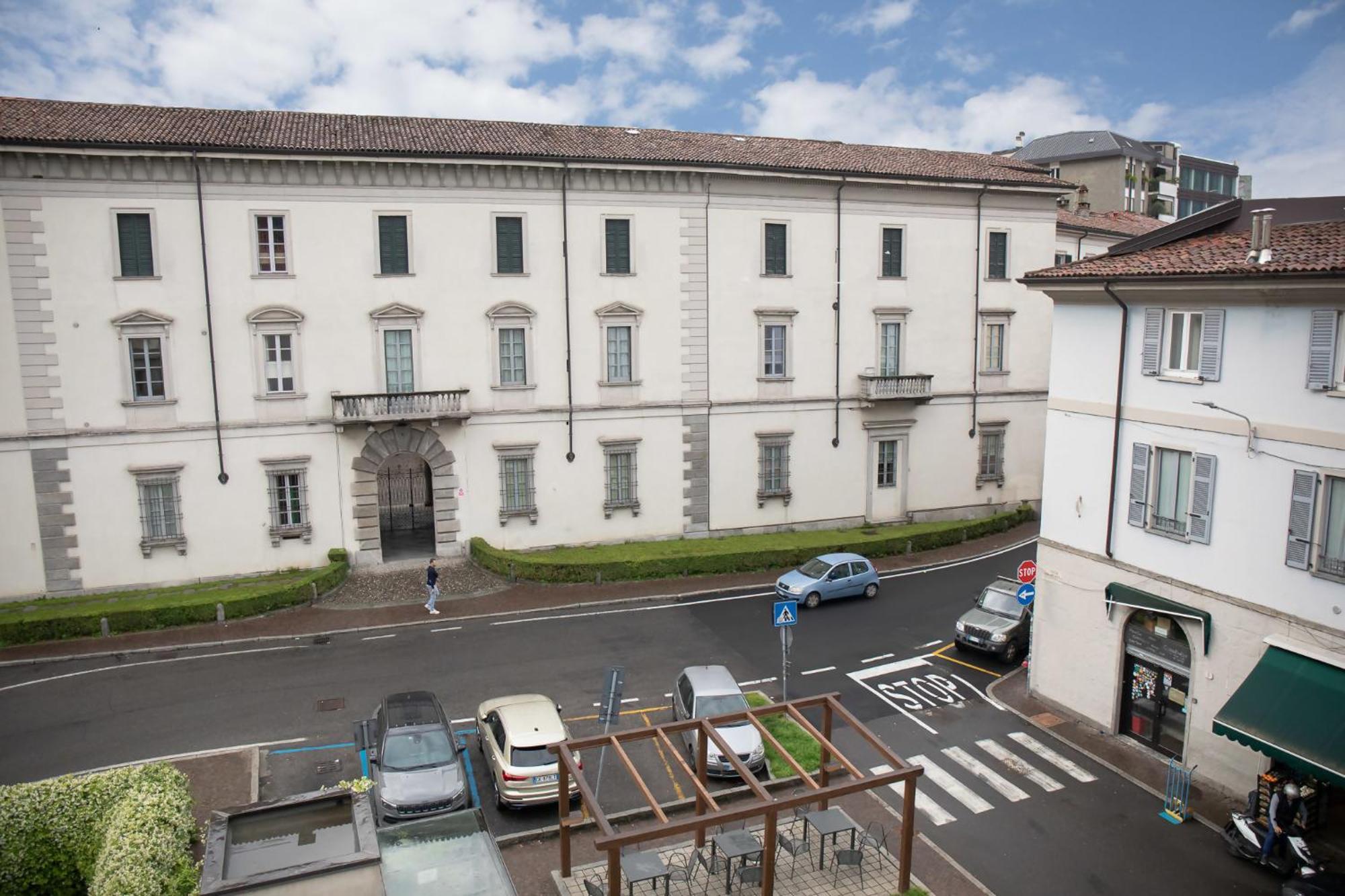 Elegant Beige Apartment - 5 Minutes From The Lake Como Buitenkant foto