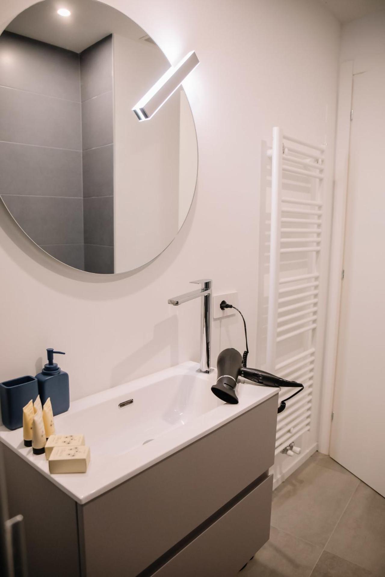 Elegant Beige Apartment - 5 Minutes From The Lake Como Buitenkant foto